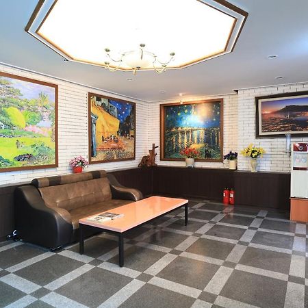 Twins Hotel Чеджу Екстериор снимка