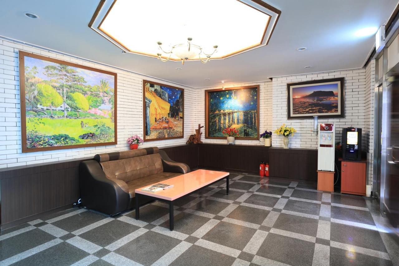 Twins Hotel Чеджу Екстериор снимка