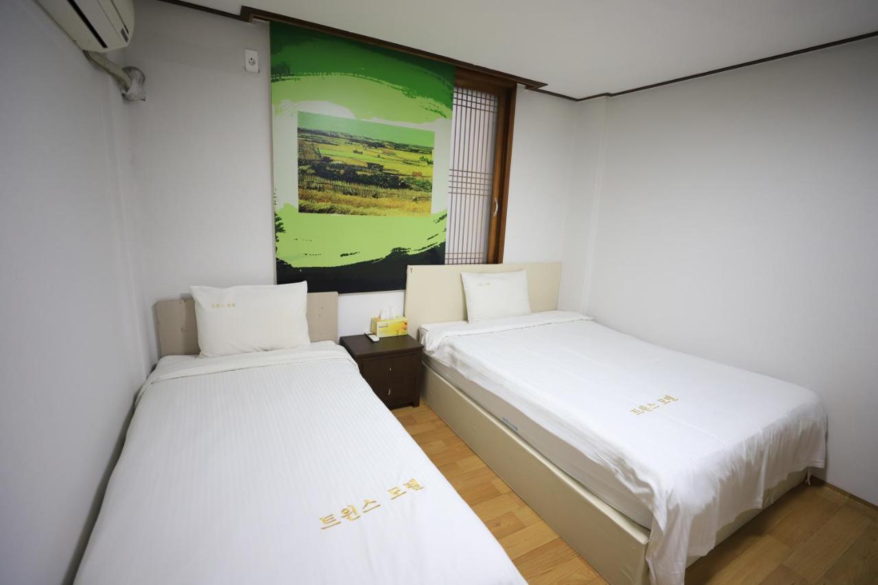 Twins Hotel Чеджу Екстериор снимка