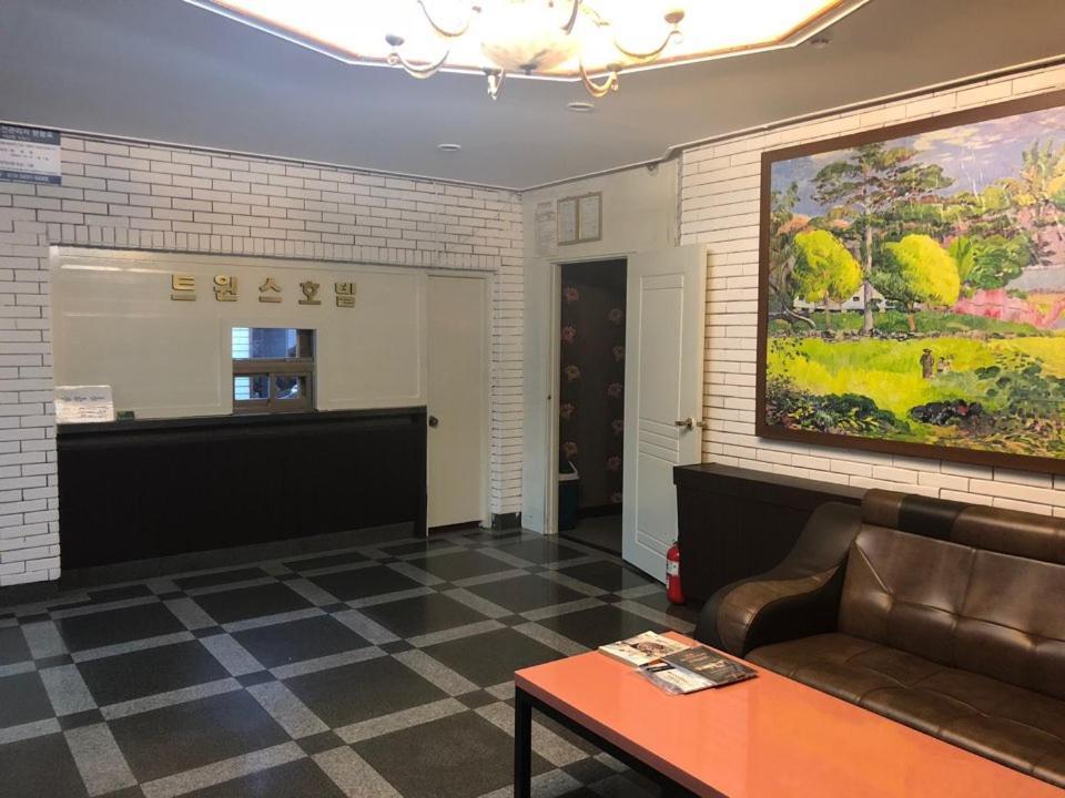 Twins Hotel Чеджу Екстериор снимка