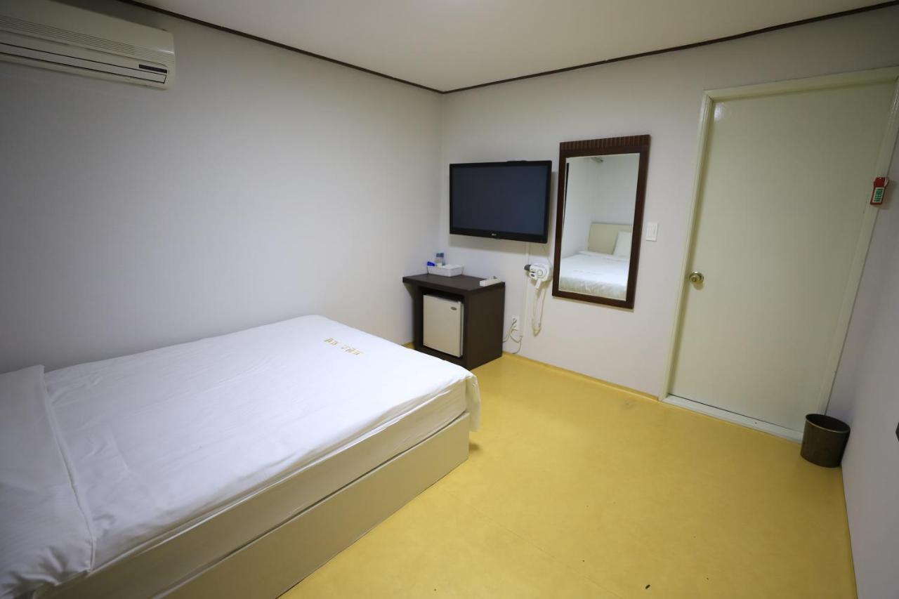 Twins Hotel Чеджу Екстериор снимка